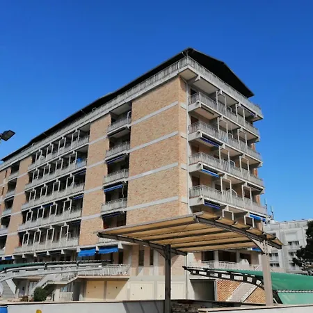 Lejlighed Flat With Large Balcony In